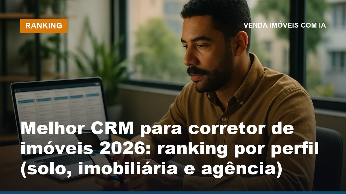 Corretor de imóveis brasileiro escolhendo o melhor CRM em 2026 no notebook com WhatsApp e funil de vendas abertos